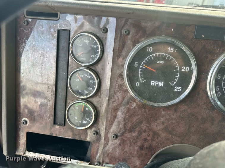 image for item DW1974 2007 International 9400I semi truck