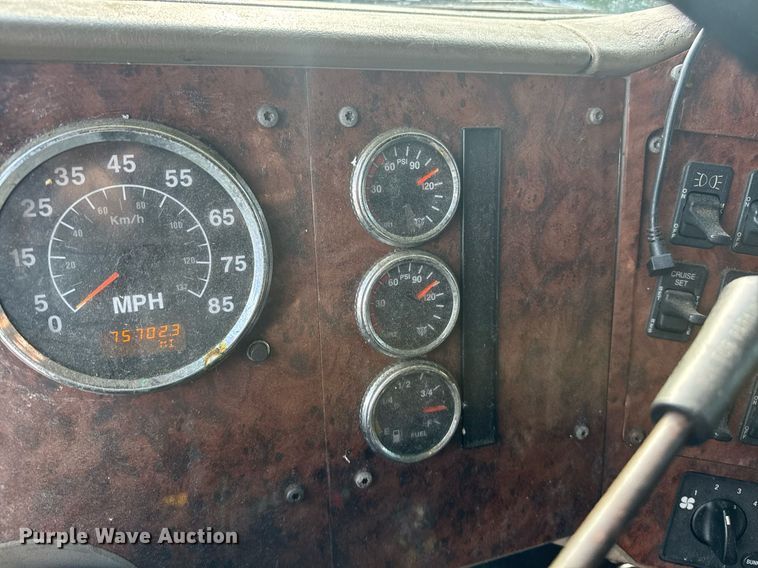 image for item DW1974 2007 International 9400I semi truck