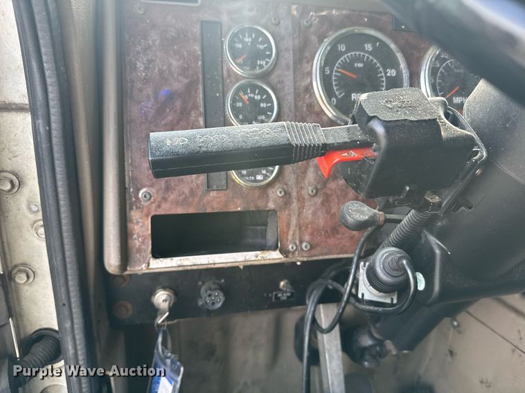 image for item DW1974 2007 International 9400I semi truck