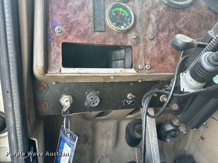 image for item DW1974 2007 International 9400I semi truck