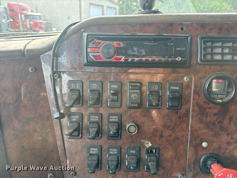 image for item DW1974 2007 International 9400I semi truck