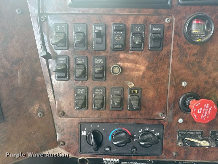 image for item DW1974 2007 International 9400I semi truck