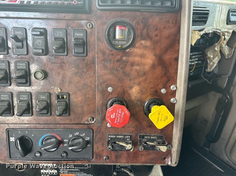 image for item DW1974 2007 International 9400I semi truck