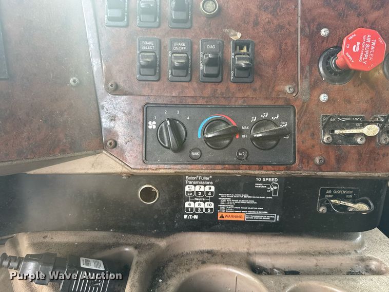 image for item DW1974 2007 International 9400I semi truck