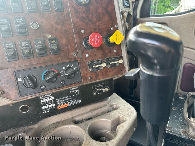 image for item DW1974 2007 International 9400I semi truck