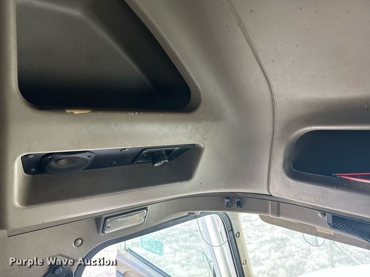 image for item DW1974 2007 International 9400I semi truck