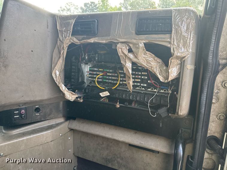 image for item DW1974 2007 International 9400I semi truck