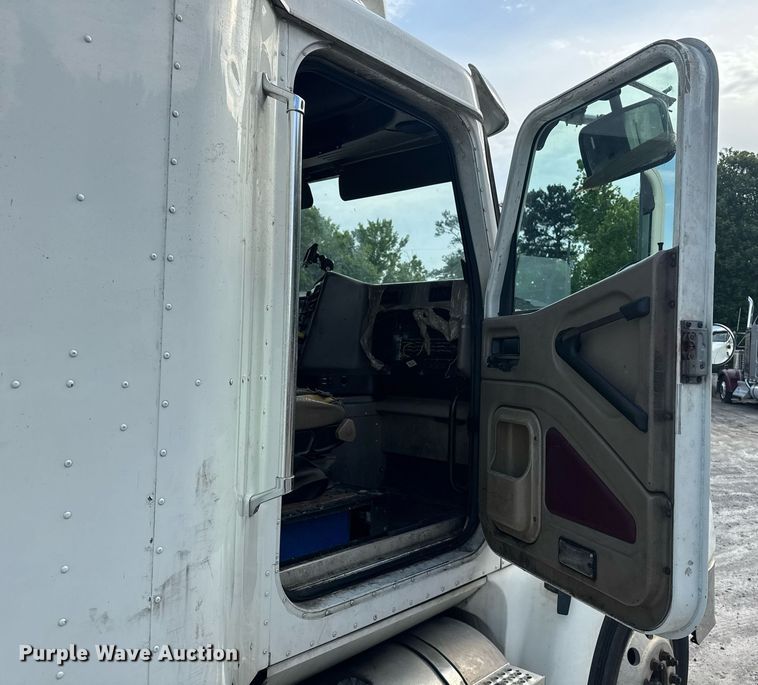 image for item DW1974 2007 International 9400I semi truck