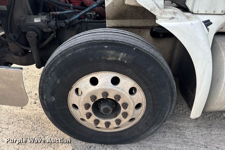 image for item DW1974 2007 International 9400I semi truck