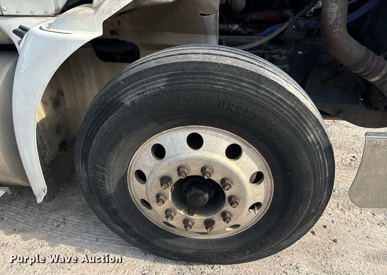 image for item DW1974 2007 International 9400I semi truck