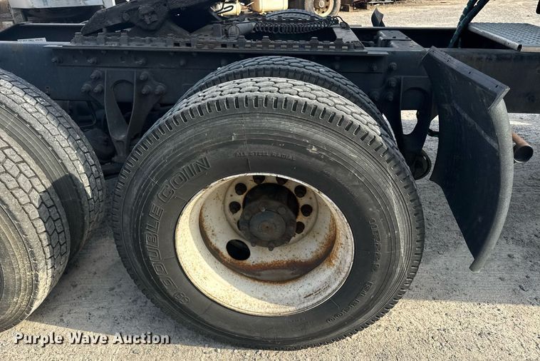 image for item DW1974 2007 International 9400I semi truck