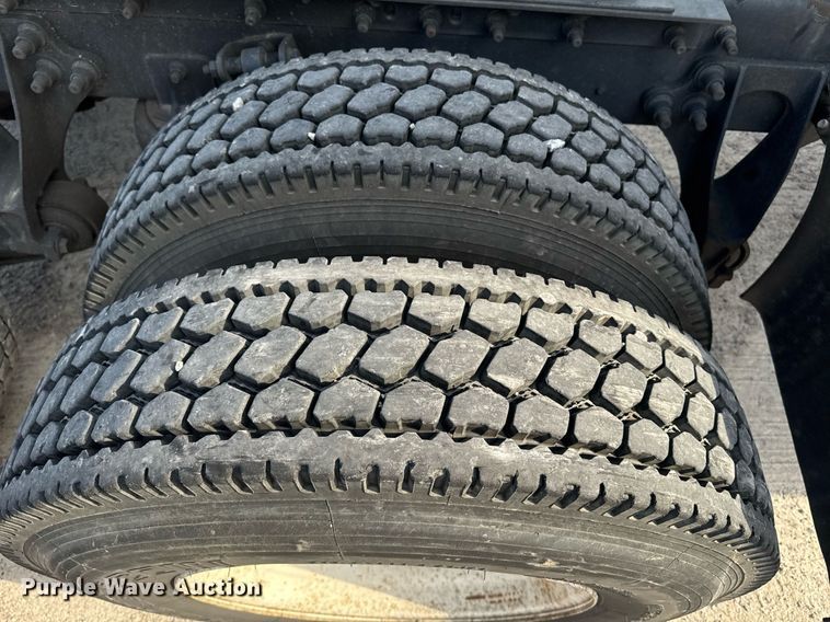 image for item DW1974 2007 International 9400I semi truck