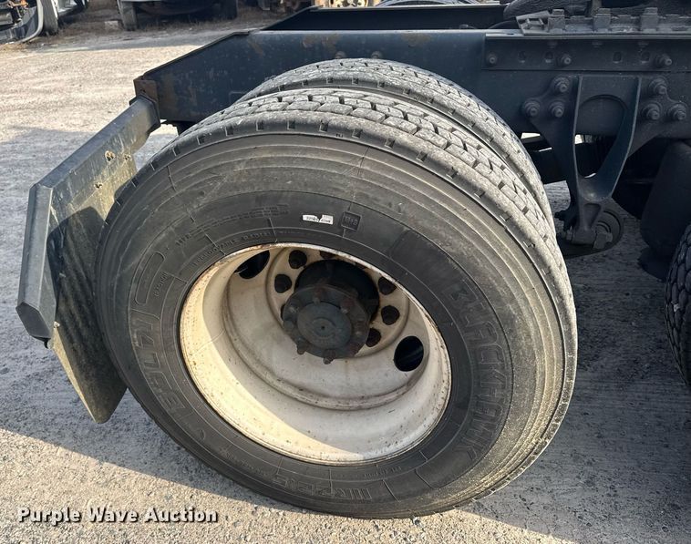 image for item DW1974 2007 International 9400I semi truck