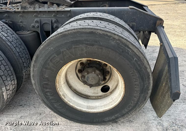 image for item DW1974 2007 International 9400I semi truck