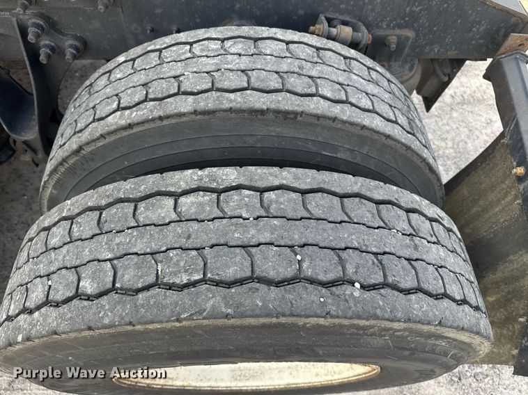 image for item DW1974 2007 International 9400I semi truck