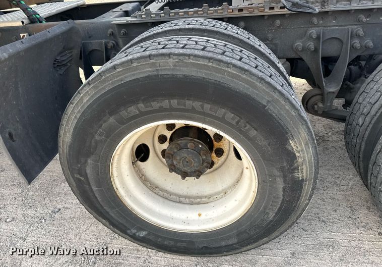 image for item DW1974 2007 International 9400I semi truck