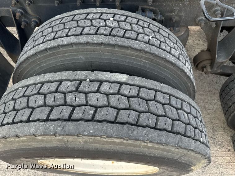 image for item DW1974 2007 International 9400I semi truck