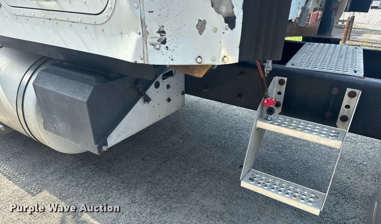 image for item DW1987 2007 International 9400I semi truck