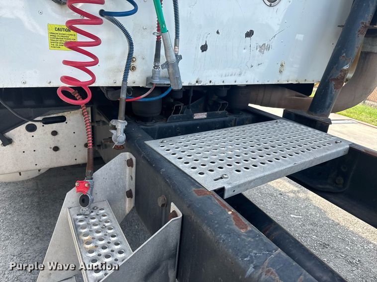 image for item DW1987 2007 International 9400I semi truck