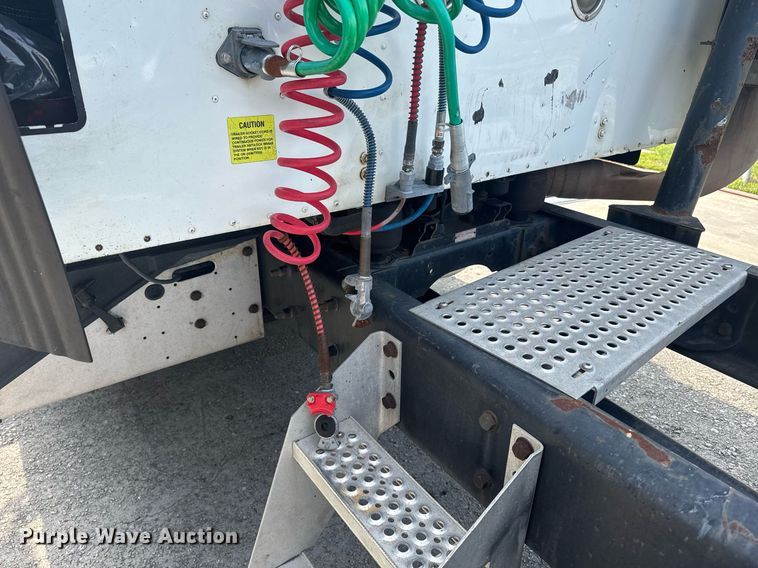 image for item DW1987 2007 International 9400I semi truck