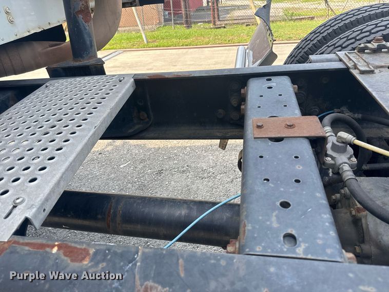 image for item DW1987 2007 International 9400I semi truck