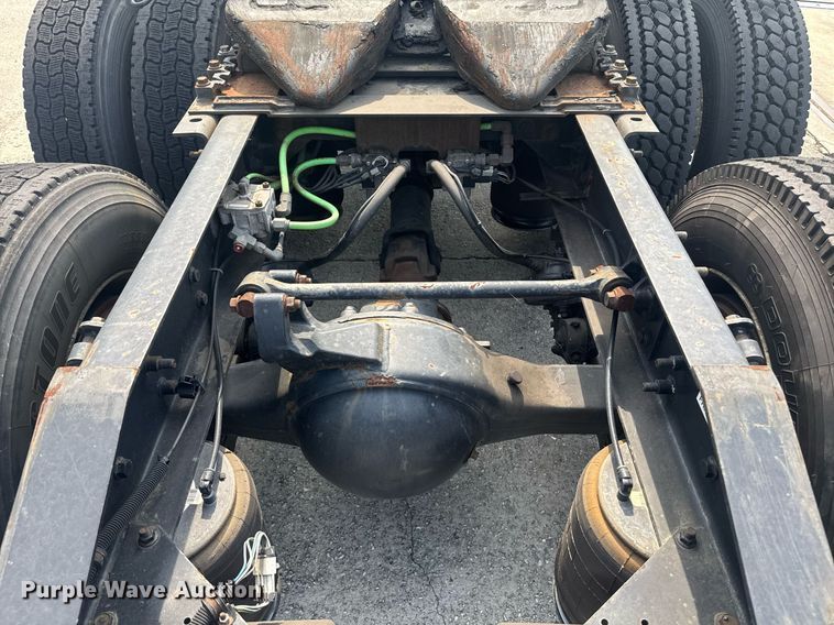 image for item DW1987 2007 International 9400I semi truck