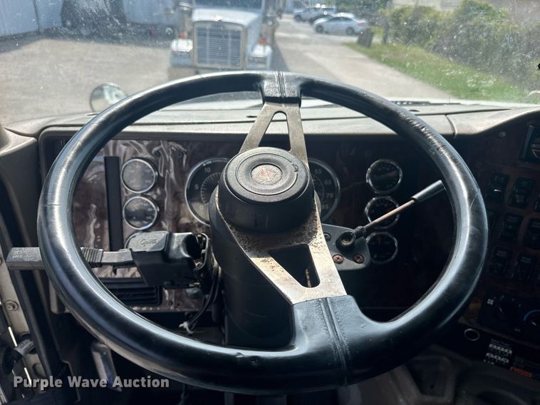 image for item DW1987 2007 International 9400I semi truck