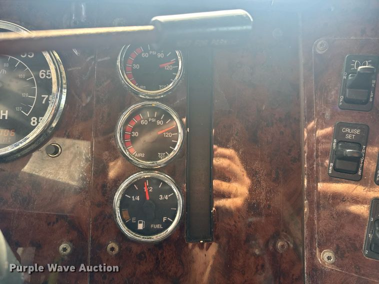 image for item DW1987 2007 International 9400I semi truck