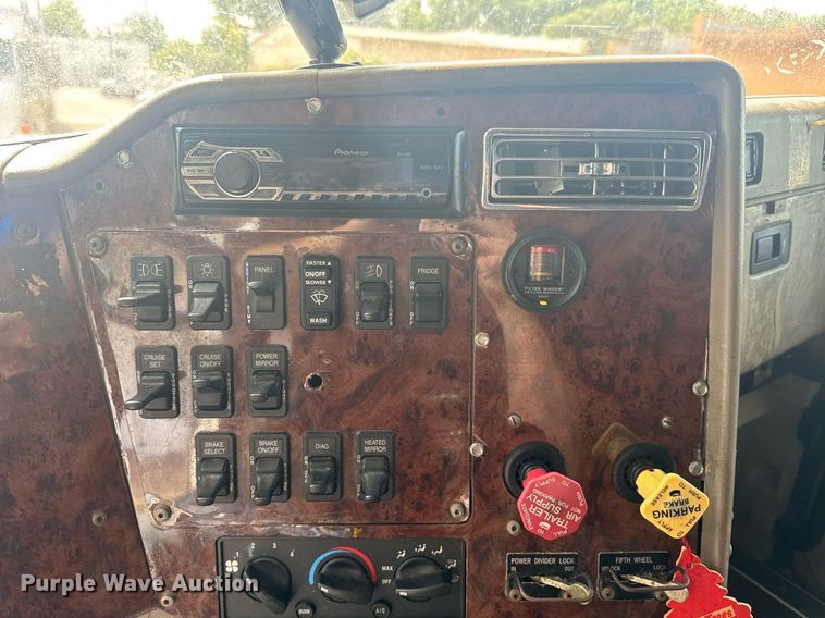 image for item DW1987 2007 International 9400I semi truck