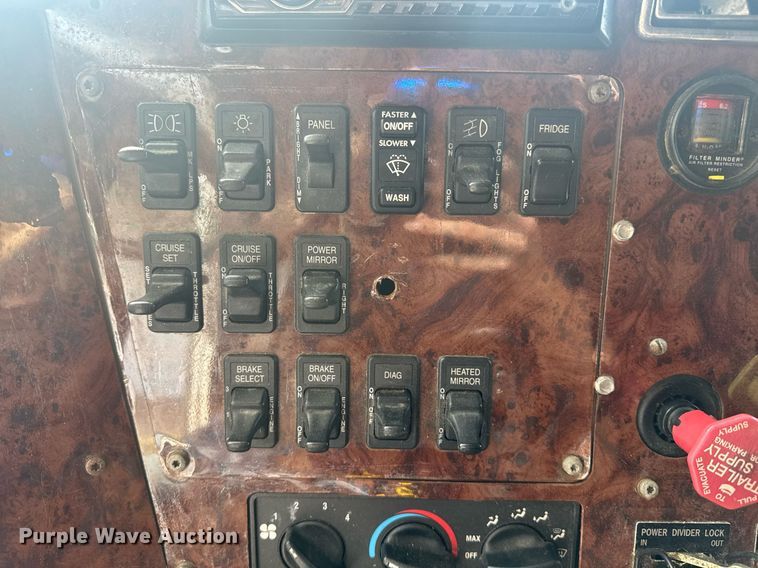 image for item DW1987 2007 International 9400I semi truck