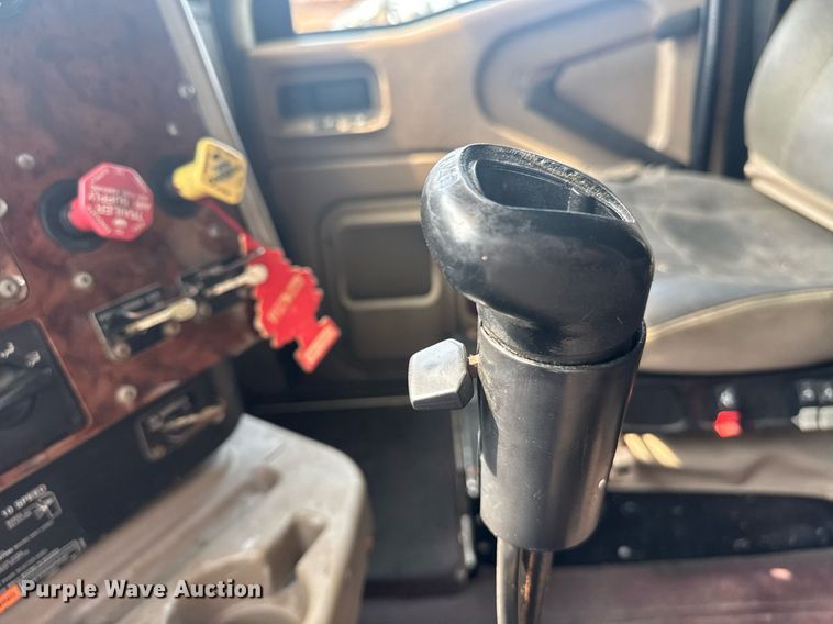 image for item DW1987 2007 International 9400I semi truck