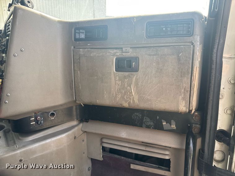 image for item DW1987 2007 International 9400I semi truck