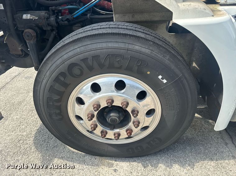 image for item DW1987 2007 International 9400I semi truck