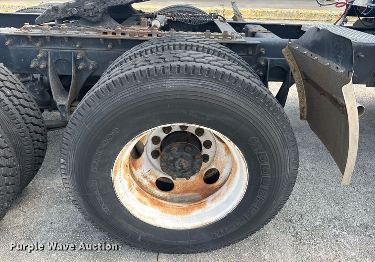 image for item DW1987 2007 International 9400I semi truck