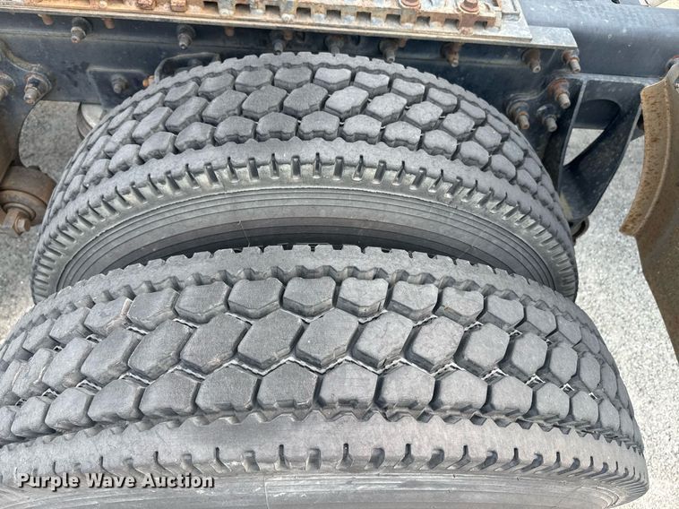 image for item DW1987 2007 International 9400I semi truck