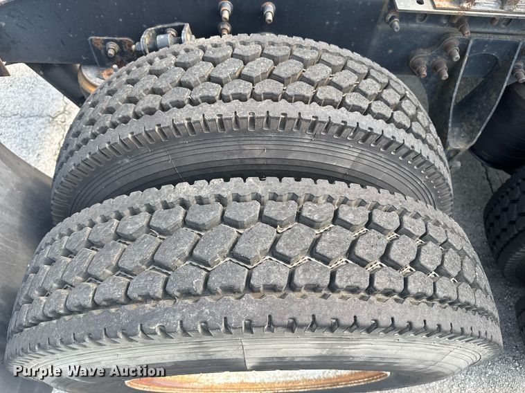 image for item DW1987 2007 International 9400I semi truck