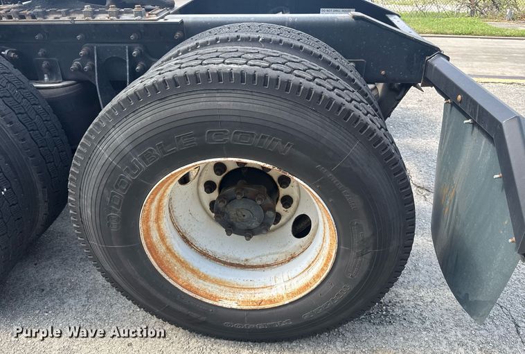 image for item DW1987 2007 International 9400I semi truck