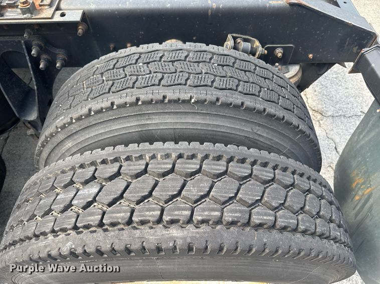 image for item DW1987 2007 International 9400I semi truck