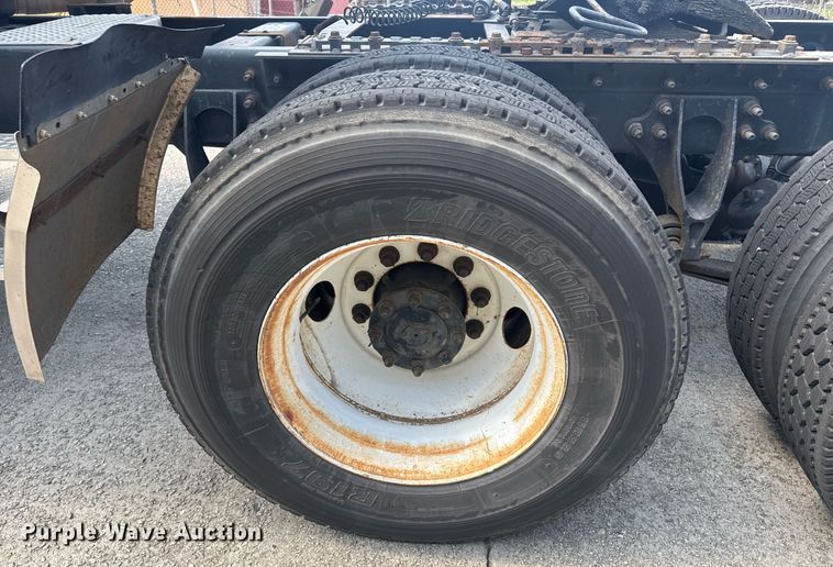 image for item DW1987 2007 International 9400I semi truck