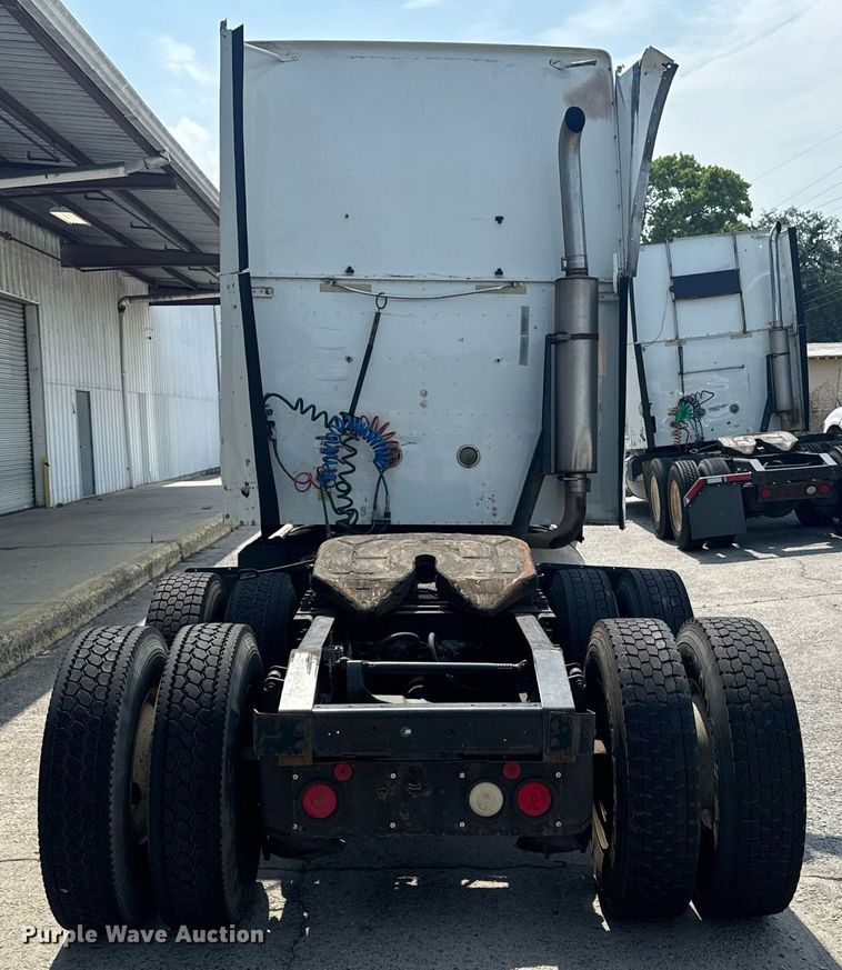 image for item DW1988 2007 International 9400I semi truck