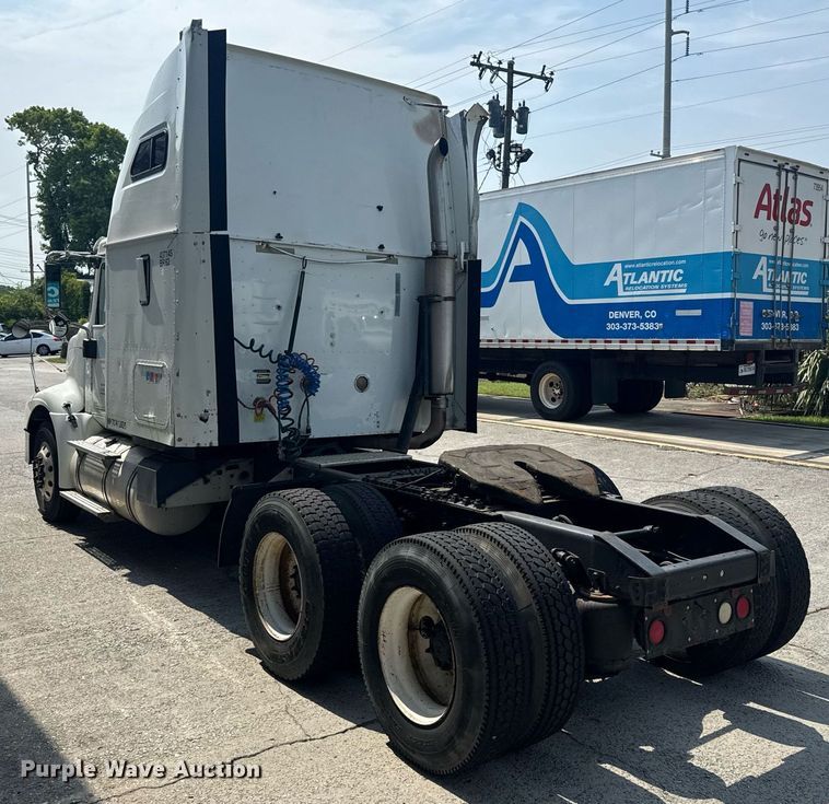 image for item DW1988 2007 International 9400I semi truck