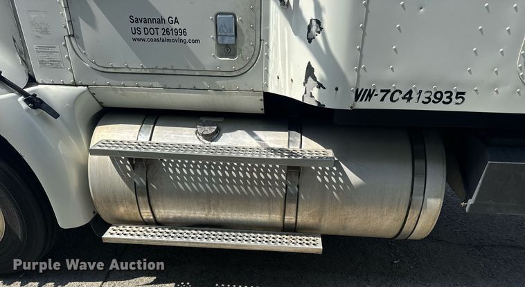 image for item DW1988 2007 International 9400I semi truck