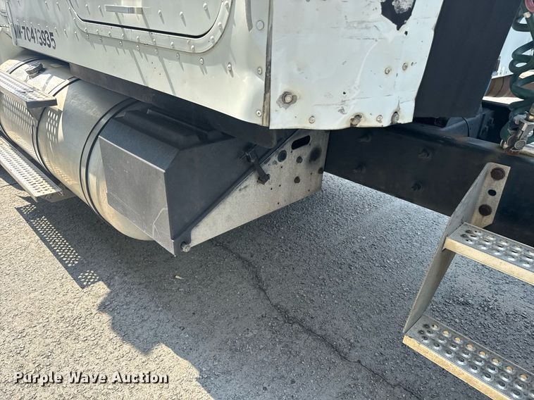 image for item DW1988 2007 International 9400I semi truck