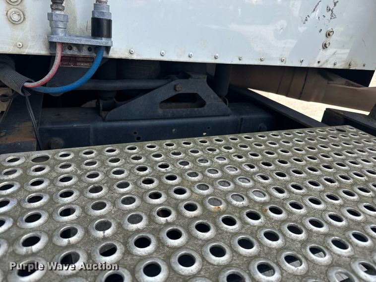 image for item DW1988 2007 International 9400I semi truck