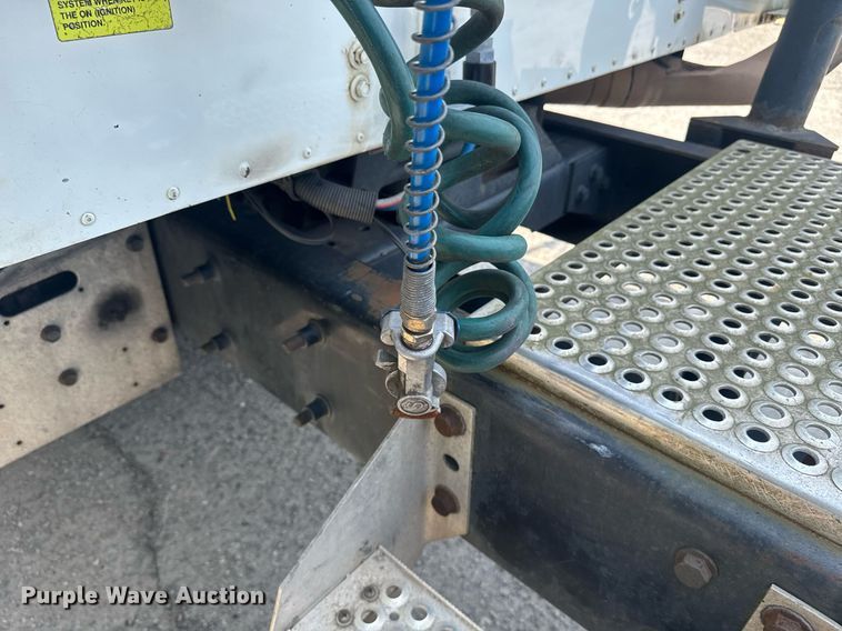 image for item DW1988 2007 International 9400I semi truck