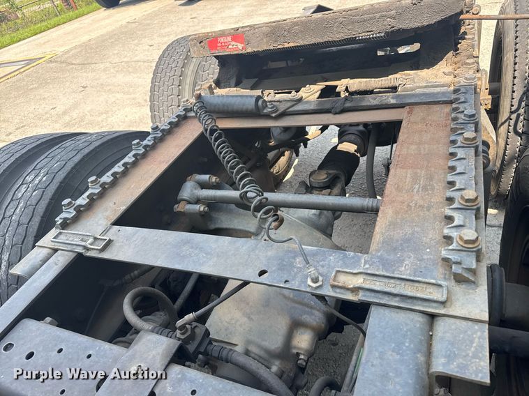 image for item DW1988 2007 International 9400I semi truck