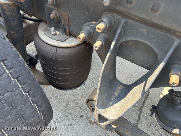 image for item DW1988 2007 International 9400I semi truck