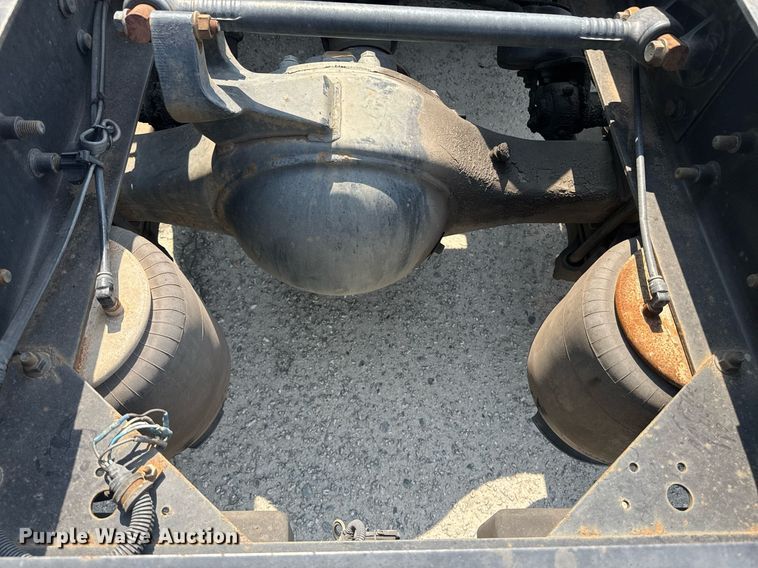 image for item DW1988 2007 International 9400I semi truck