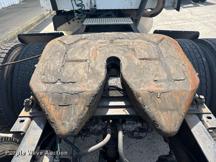 image for item DW1988 2007 International 9400I semi truck