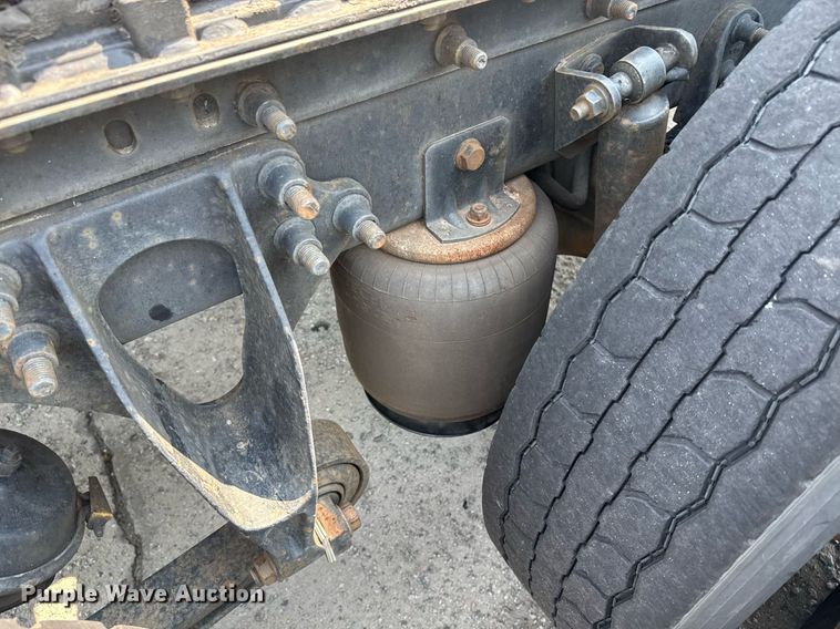 image for item DW1988 2007 International 9400I semi truck